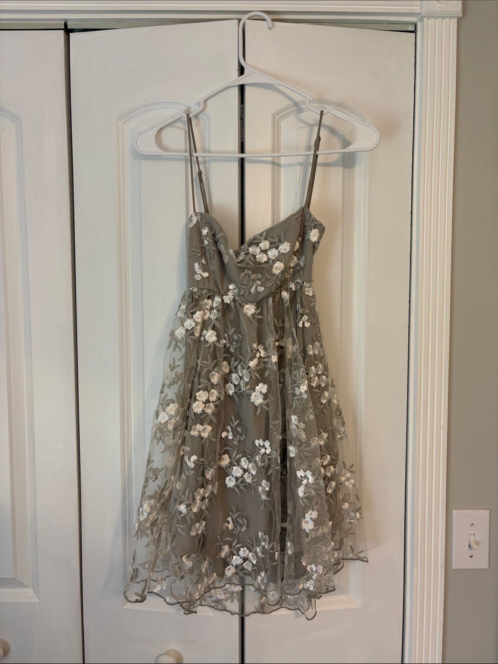 Lucy in the Sky Gray and White Floral Lace Dress